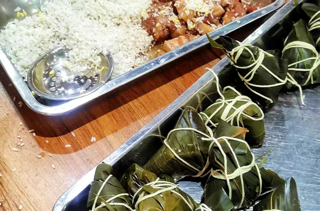 端阳华贸韵，传承新趣时|华贸学院端午游园活动于第二食堂圆满落幕！